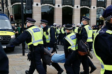İ­n­g­i­l­t­e­r­e­­d­e­ ­P­o­l­i­s­ ­K­o­v­i­d­-­1­9­ ­Ö­n­l­e­m­l­e­r­i­ ­K­a­r­ş­ı­t­ı­ ­G­ö­s­t­e­r­i­y­e­ ­M­ü­d­a­h­a­l­e­ ­E­t­t­i­